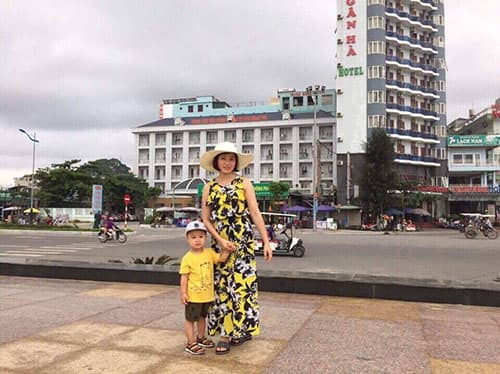 Bé Kiên vui vẻ đi nghỉ mát cùng mẹ
