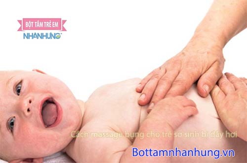 Vuốt bụng cho trẻ ngược chiều nhau