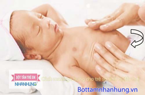 mẹ dùng 2 ngón tay nhẹ nhàng di chuyển từ ngực chạy dọc xuống phía dưới bụng, lặp đi lặp lại động tác này nhiều lần