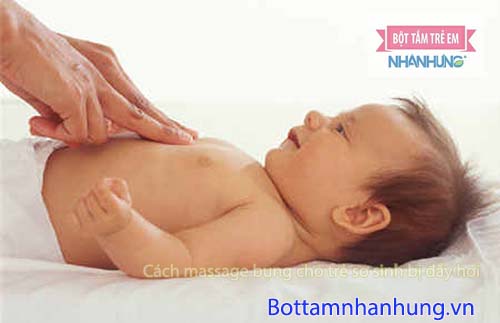 Massage bụng cho con bằng 2 ngón trỏ