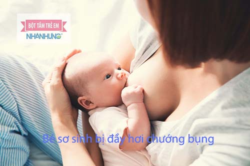 Cho bé bú đúng tư thế: bạn cần đảm bảo cho con ngậm ti đúng cách để giúp bé bú nhiều sữa hơn và làm giảm hơi thừa