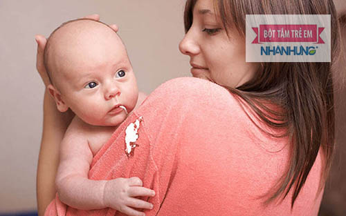 Mẹ cần phải nghiêng đầu con sang một bên để bé không bị sặc do các chất nôn đó