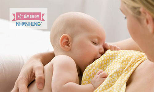 Bé bú quá nhiều, ăn quá no, trong khi dạ dày bé sơ sinh còn nhỏ