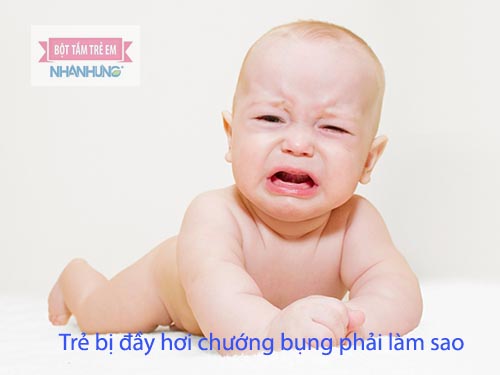 Bé bị đầy hơi thường có biểu hiện lười ăn, chán ăn, không ăn, lúc nào cũng quấy khóc