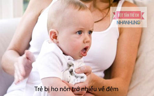 Để bé nằm nghiêng sang một bên để nôn hết chất dịch trong miệng ra ngoài