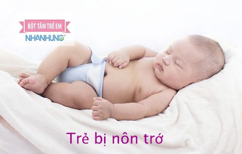 Kê cao đầu cho bé để tránh tình trạng trào ngược