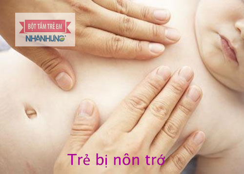 Vuốt ngực cho bé nhẹ nhàng để bé không khóc và tránh nôn nhiều hơn