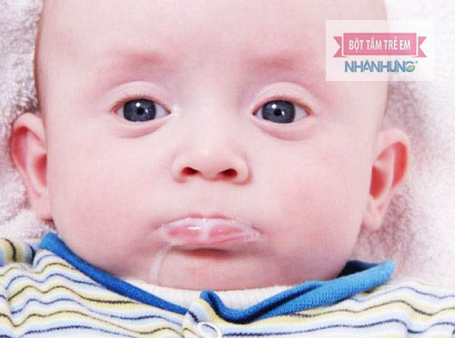 Nôn trớ nhiều khiến bé còi cọc và chậm lớn, bé thường xuyên quấy khóc