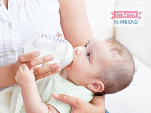 Kê đầu bé cao hơn dạ dày để sữa không trào ra ngoài.