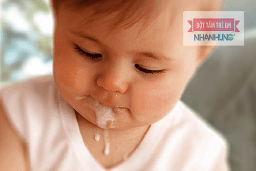 bé bú no hay ăn no mà rướn người hoặc vận động ngay thì sữa sẽ trào ra khỏi miệng
