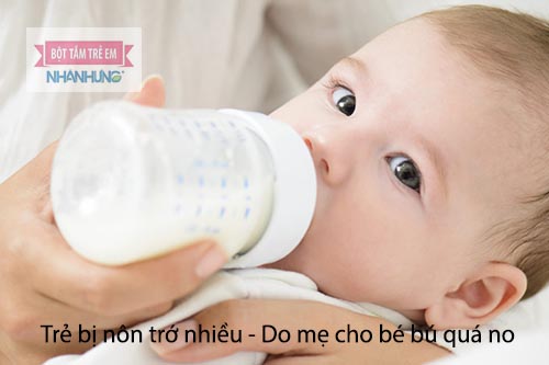 Trẻ bị trớ nhiều thường là do mẹ cho bú quá no, bú không đúng cách