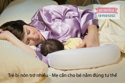 Cho bé nằm bú đúng tư thế