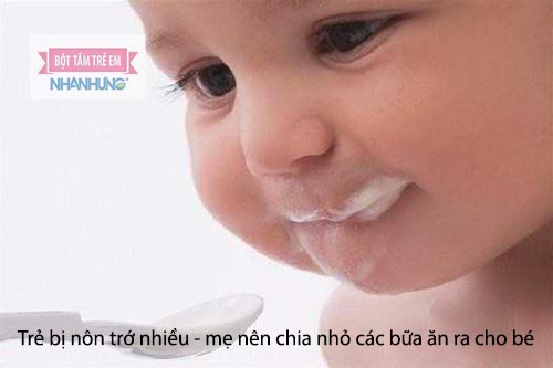 Mẹ nên chia nhỏ các bữa ăn ra cho bé
