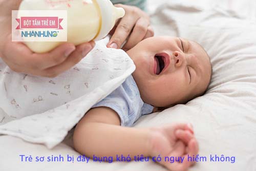 Sau khi bú 1-2 tiếng nhưng bụng bé vẫn căng tròn và trướng lên, bé cong lưng và duỗi đạp chân