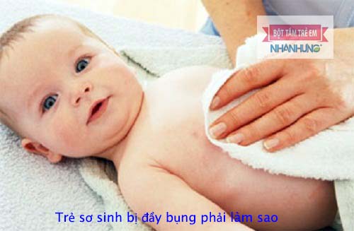 Chườm nóng vùng bụng cho bé