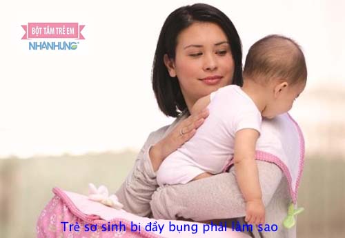 Giúp bé ợ hơi đúng cách