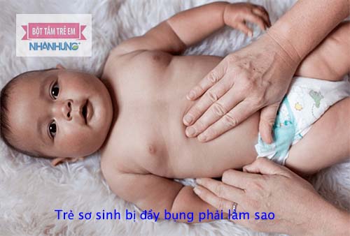 Massage bụng nhẹ nhàng cho bé