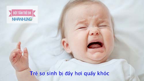 Khó chịu, thường xuyên quấy khóc cả đêm lẫn ngày