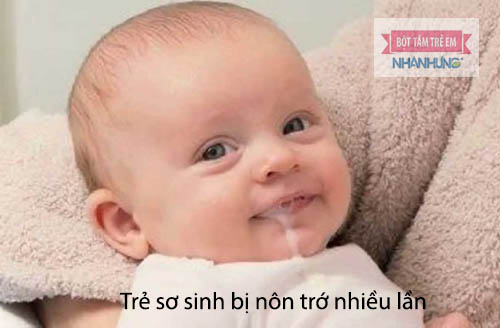 Bé bị ọc sữa có thể do ngộ độc thực phẩm