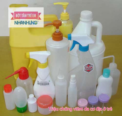 Tiếp xúc nhiều với hóa chất cũng khiến trẻ bị viêm da cơ địa