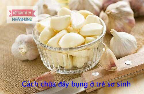 Cách chữa đầy bụng ở trẻ sơ sinh bằng tỏi