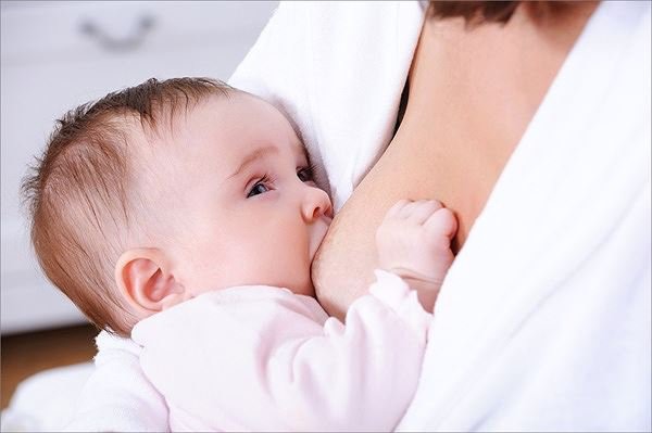 Bé bị viêm phổi cần phải được bú sữa mẹ càng nhiều càng tốt.