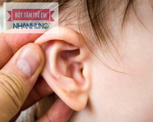 Bé bị viêm tai giữa chảy mủ có thể dẫn tới điếc tai.