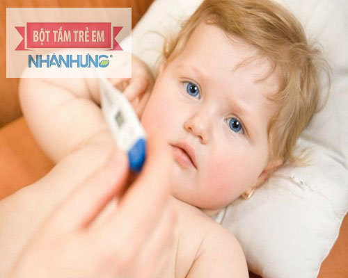 Sốt là dấu hiệu viêm tai giữa ở trẻ em phổ biến nhất.