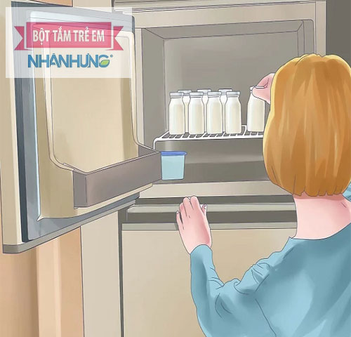 Nên cho sữa mẹ từ ngăn đá xuống ngăn mát cho tan đá rồi rã đông