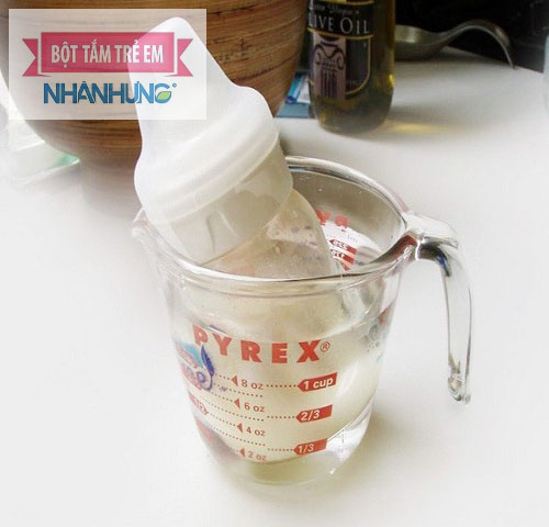 Mẹ chỉ cần lấy sữa trong ngăn mát tủ lạnh rồi ngâm trong cốc nước ấm 40 độ