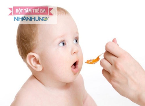 Mẹ nên cho trẻ ăn dặm từ ít đến nhiều để giúp bé tiêu hóa tốt hơn