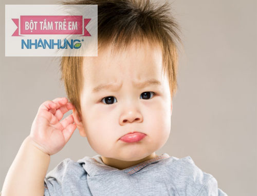 Bé bị viêm tai giữa tái phát do sức đề kháng kém.