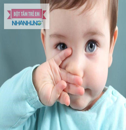 Vệ sinh tai trẻ sạch sẽ và đảm bảo tai luôn khô ráo.
