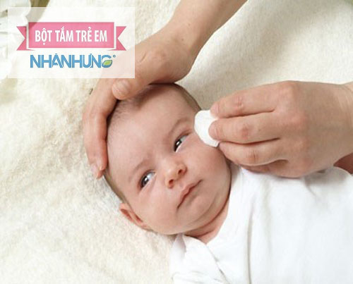 Hạ sốt và vệ sinh tai mũi sạch sẽ cho bé với nước muối sinh lý.
