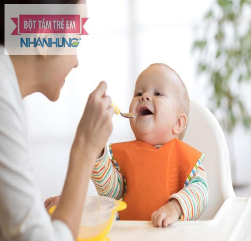 Theo từng tháng tuổi mẹ có thể áp dụng thực đơn ăn dặm của viện dinh dưỡng cho bé 