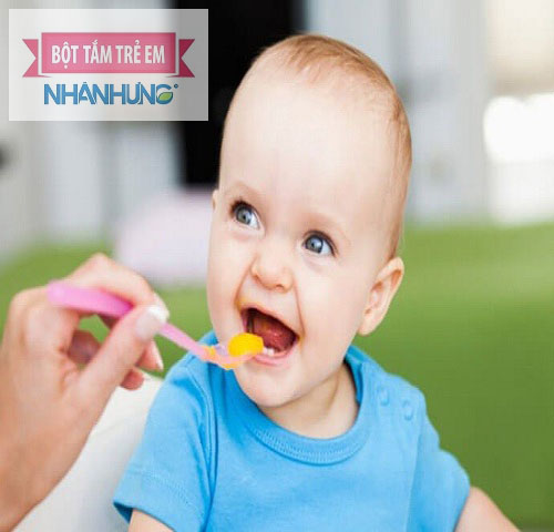 Xác định đúng thời điểm để cho bé ăn dặm lần đầu