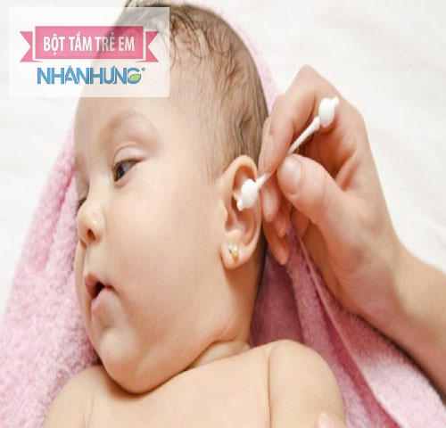 Vệ sinh tai không đúng cách cũng có thể gây viêm tai giữa ở trẻ.
