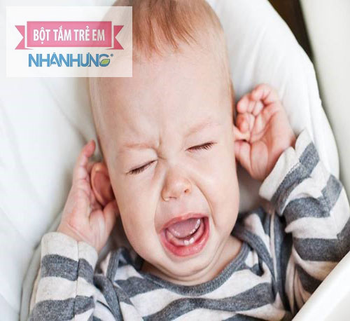 Trẻ bị viêm tai giữa thường sốt cao và quấy khóc.