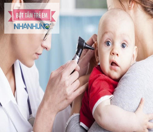 Cho bé đi khám để được chữa trị an toàn.