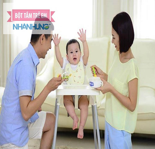 Các bậc phụ huynh không nên cho trẻ ăn dặm quá sớm