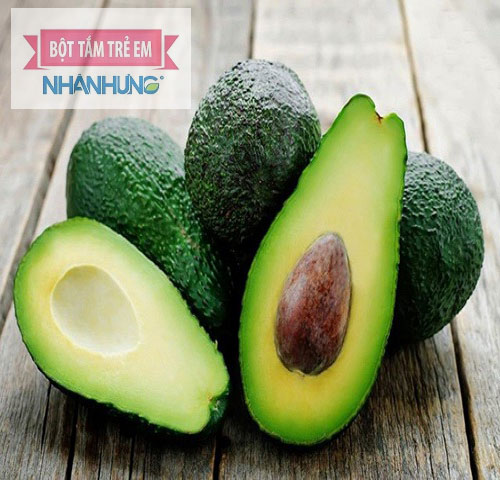 Các mẹ hãy chọn những quả bơ có vỏ căng bóng và hơi sần sùi