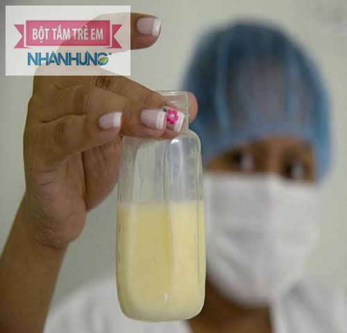 Sữa mẹ có màu vàng có nhiều chất dinh dưỡng rất tốt cho bé yêu