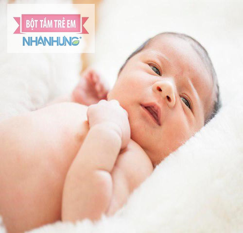 Trẻ sơ sinh bị viêm tai ngoài chủ yếu do vi khuẩn và nấm
