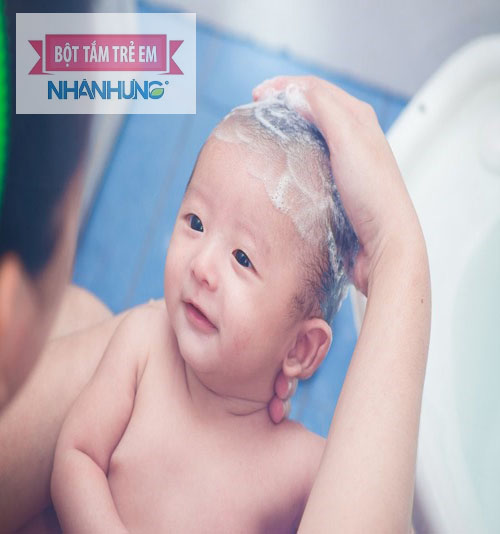 Tắm gội đầu sai cách cũng khiến bé bị viêm tai ngoài.