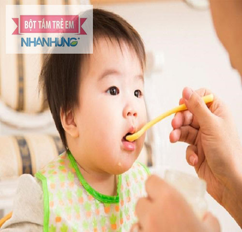 Thực đơn tập ăn dặm cho bé là cháo loãng xay nhuyễn hoặc bột ăn dặm