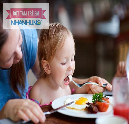 Mở rộng thực đơn cho trẻ để giúp trẻ nhanh chóng hòa nhập với bữa cơm chung của gia đình.