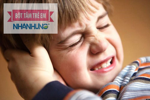 Viêm tai giữa ở trẻ nhỏ kéo dài có thể gây điếc tai.