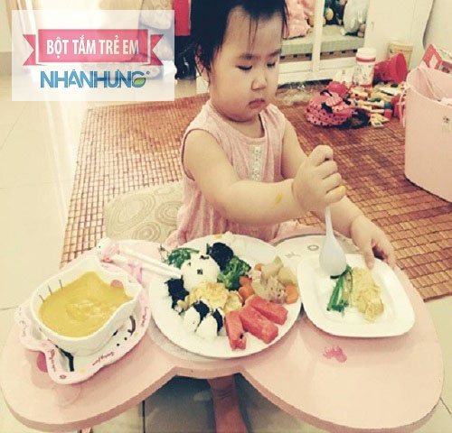 Mẹ có thể cắt to thực phẩm cho bé trong giai đoạn từ 9 - 11 tháng