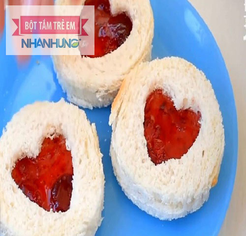 Mẹ nên cho bé làm quen thêm với những loại thực phẩm mới trong giai đoạn từ 12 - 18 tháng