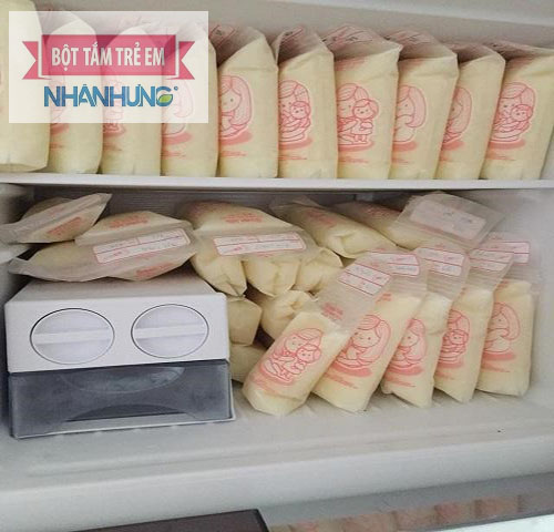 Mẹ nên xếp sữa theo ngày tháng để tiện lấy cho con dùng